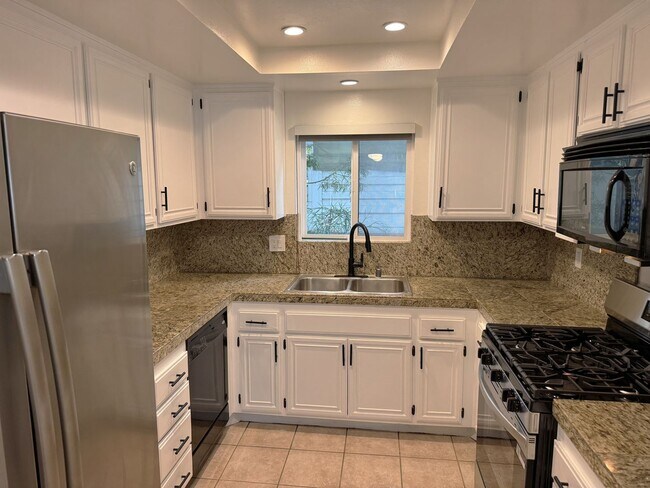 Building Photo - 2 + 2.5 Santa Monica Condo townhouse