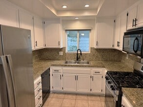 Building Photo - Fully Renovated,  2+2.5 spacious Santa Monica Townhouse Condo