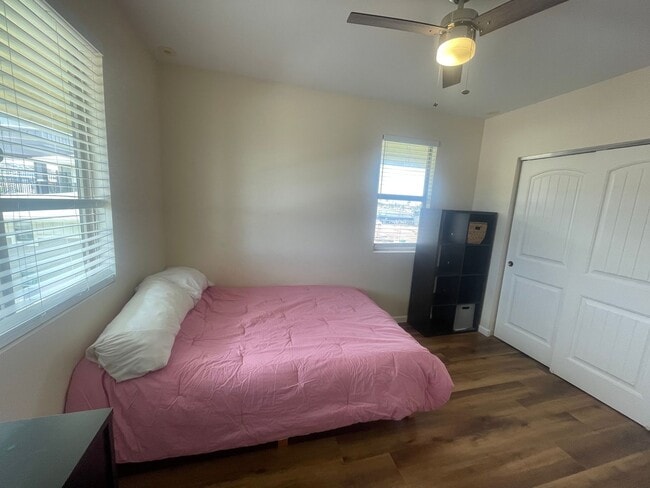 Building Photo - Top Floor Opukea Three Bedroom/Two Bathroo...