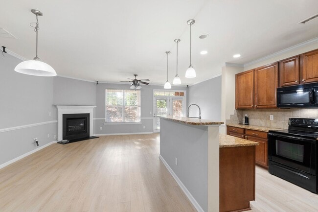 Building Photo - Charming 2-Bedroom Townhome in Desirable R...