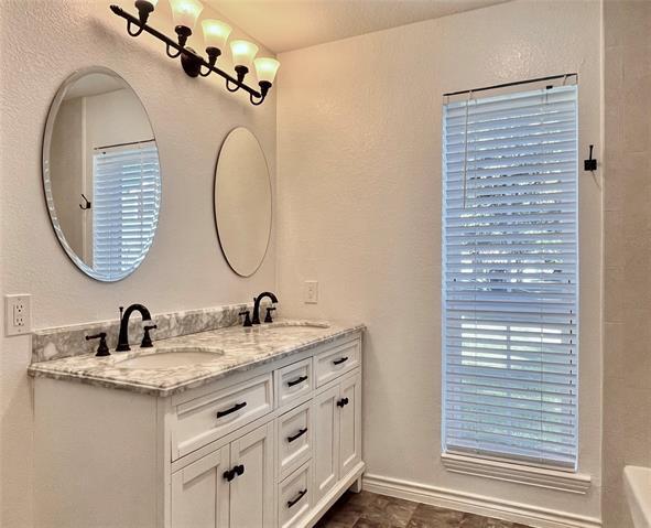 Building Photo - 15621 Terrace Lawn Cir