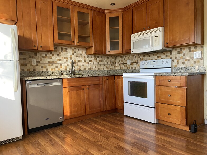 Building Photo - 166 Echo Ave