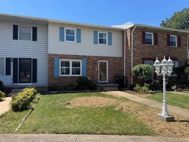 Primary Photo - Gorgeous 2 BR Townhouse in New Market!