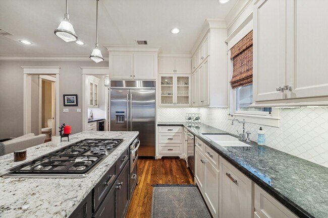 Building Photo - 1030 Waverly St