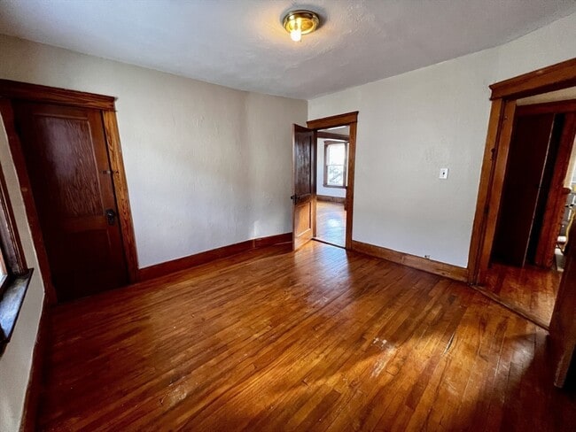 Building Photo - 13 Louise St