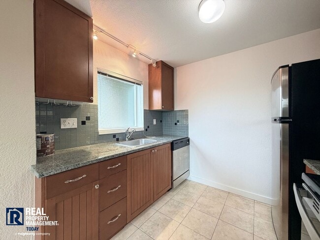 Building Photo - Updated 2 Bed Condo Near the Narrows – Water Views, Covered Parking & Prime Tacoma Location!