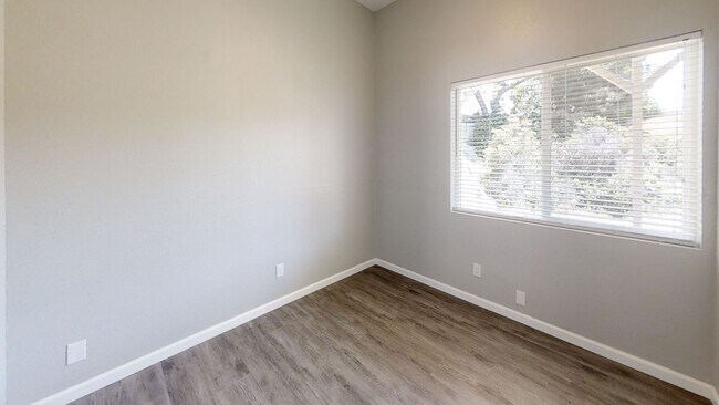 Building Photo - 7BD/3BA, Large Decks!