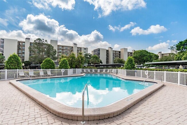 Building Photo - 2700 Cove Cay Dr