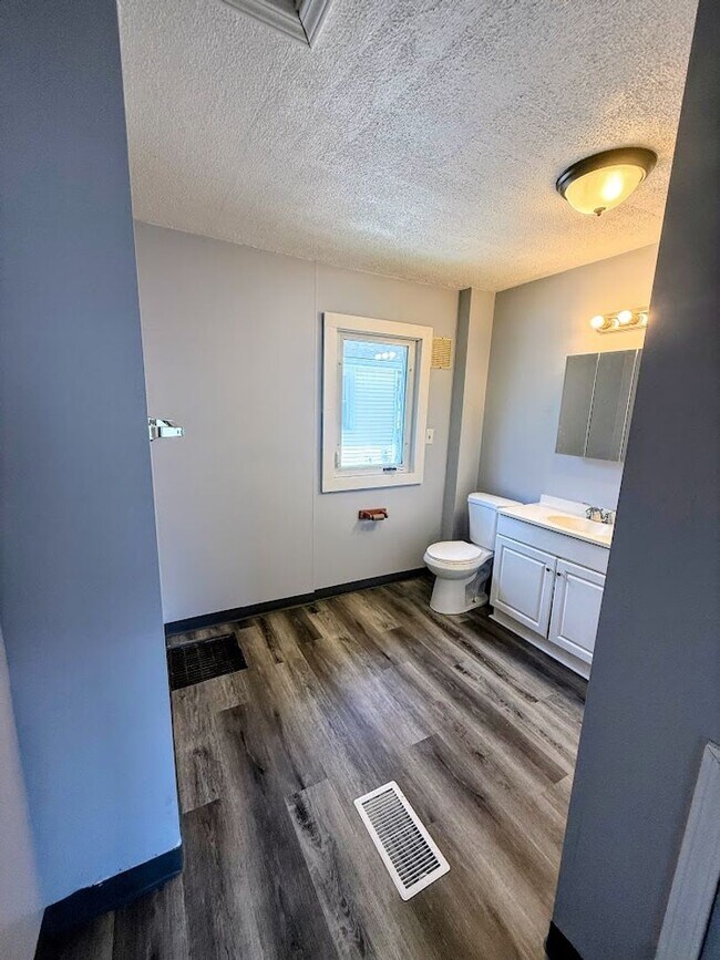 Building Photo - Three bedroom one bathroom home for rent