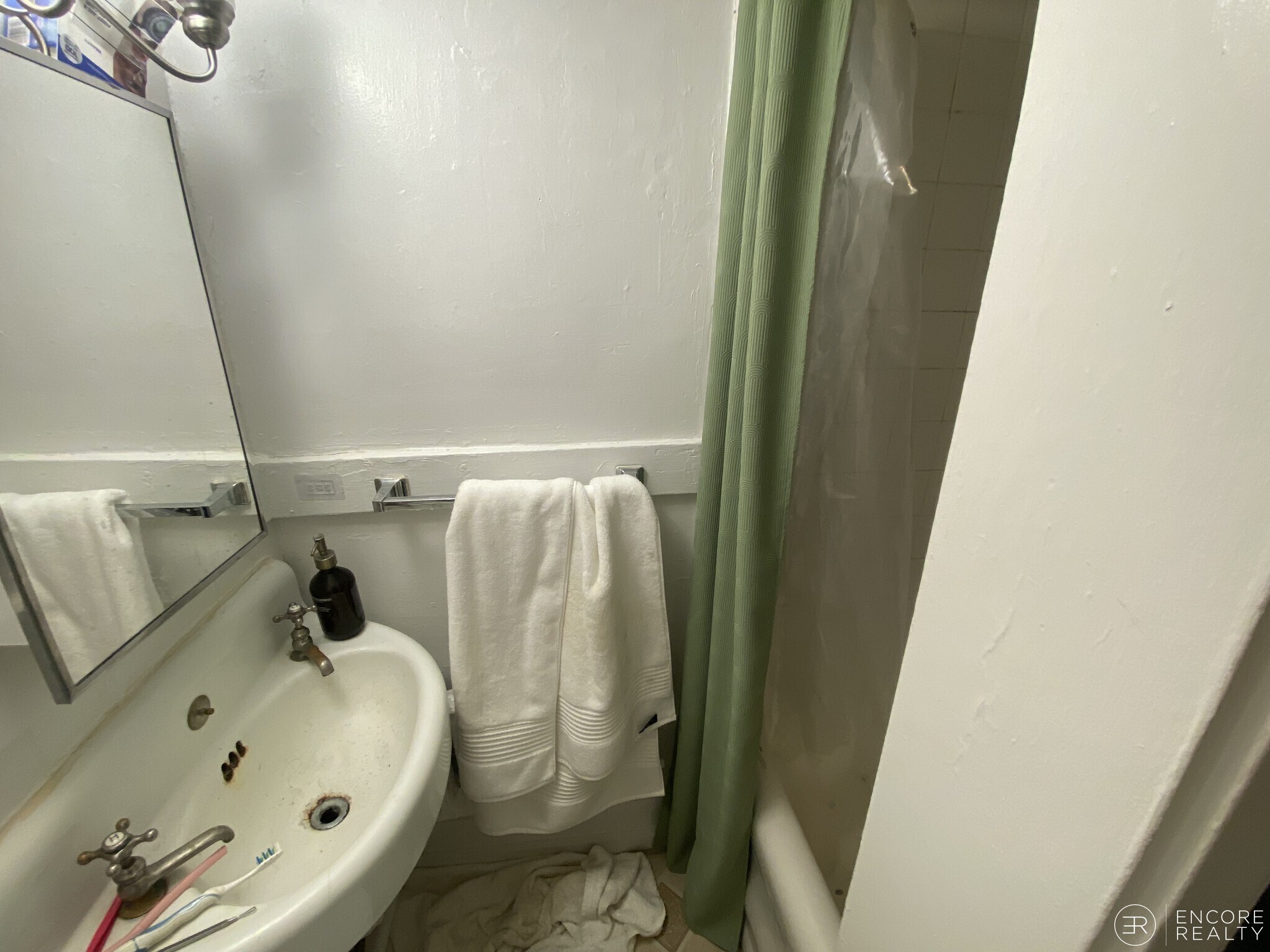 Building Photo - 58 Anderson St