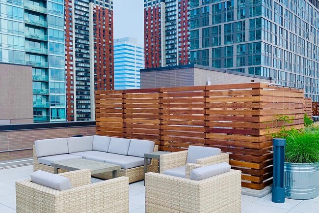 Building Photo - 2 Shore Ln