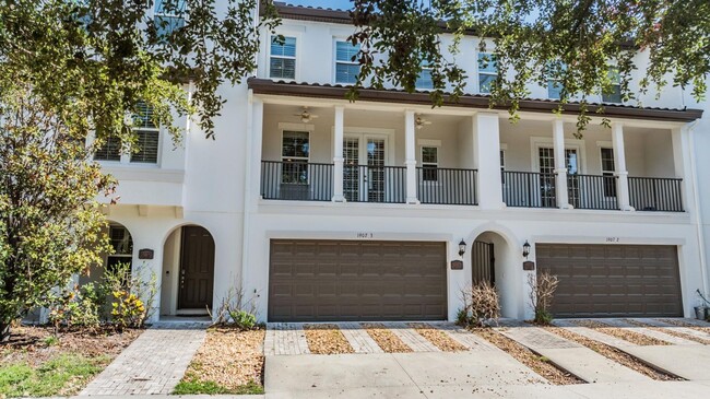 Building Photo - Large 3 Bed 3.5 Bath 2 Car Garage Townhous...
