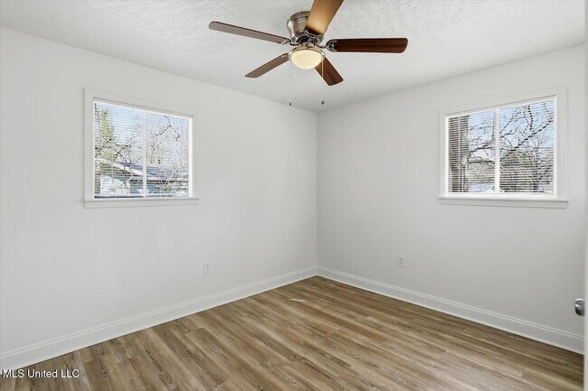 Building Photo - 126 Joanie St