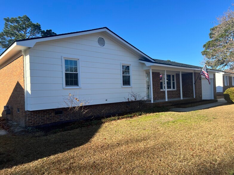 Building Photo - 805 Appalachin Dr