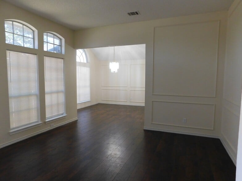 Building Photo - 624 Elm Falls Pl