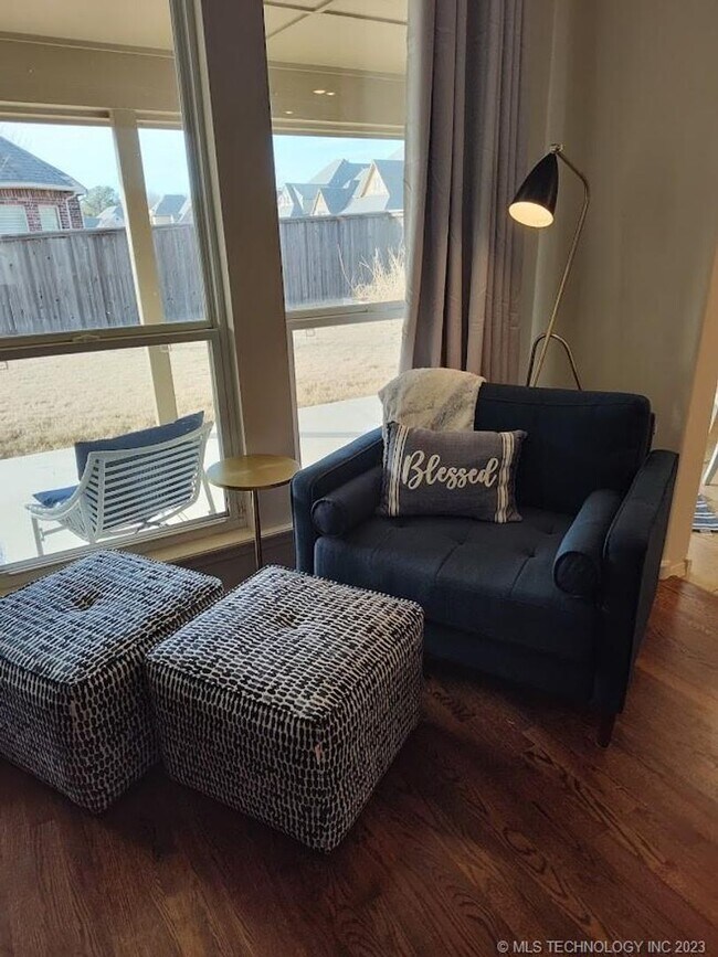 Building Photo - Room for the whole family in this 5 bedroom, 3-1/2 bath Executive Rental on corner lot in Millice...