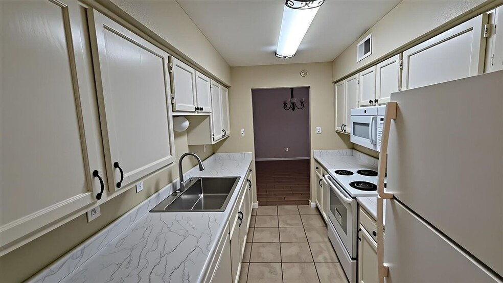 Building Photo - 7400 Bellerive Dr
