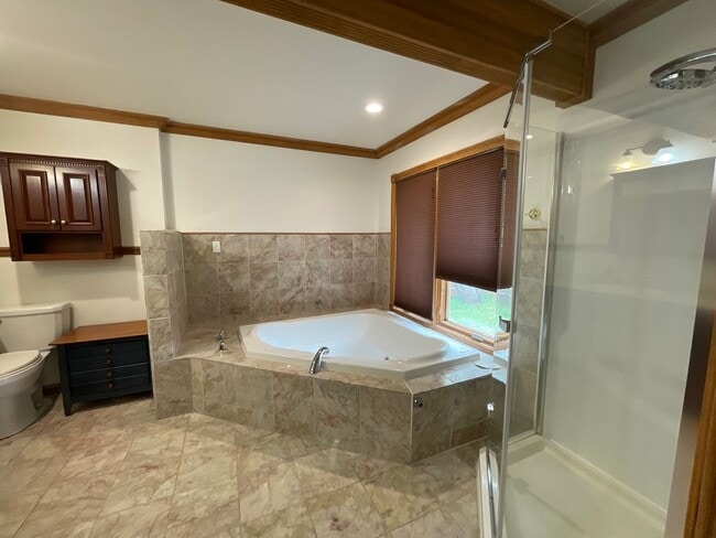 Building Photo - Spacious Single Level Ranch Style 4 Bed 2 ...
