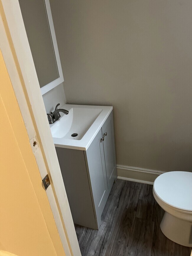 Building Photo - 644 W Russell St