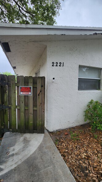 Building Photo - 2221 NW 4th Ct