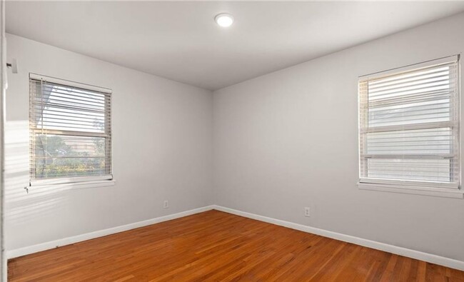 Building Photo - Renovated 4-bedroom 1.5 bathroom home!  Ho...