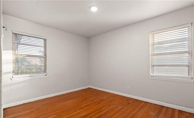 Building Photo - Renovated 4-bedroom 1.5 bathroom home!  Housing accepted! $500 off first months rent!