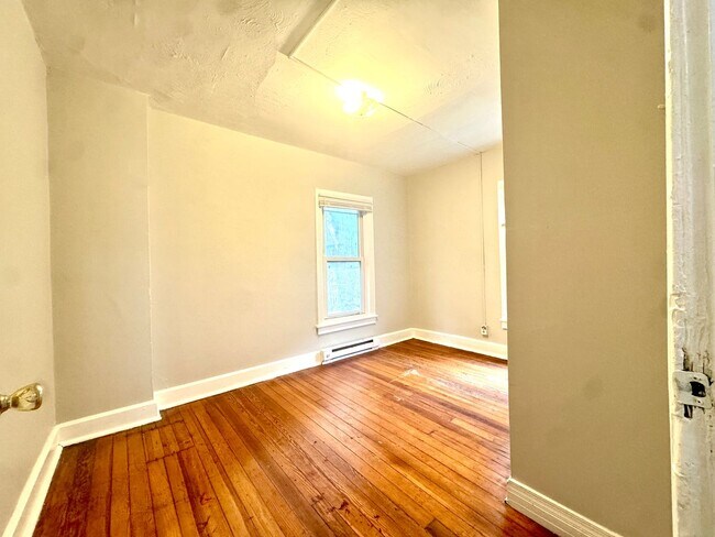 Building Photo - 3 BR, 1 Bath home Fenced in Yard