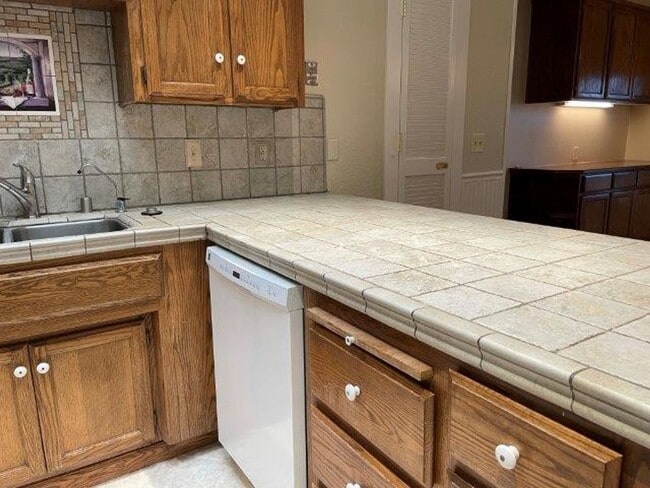 Building Photo - Spacious 3 bedroom home for rent