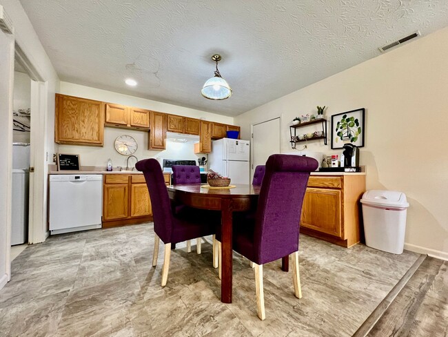 Building Photo - Fully furnished rental home for Corporate ...