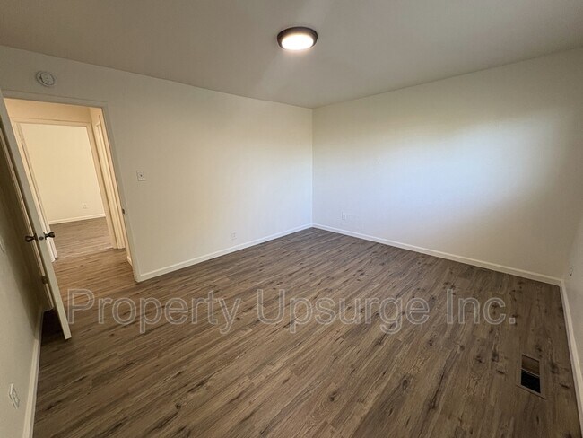 Building Photo - 623 W 16th St