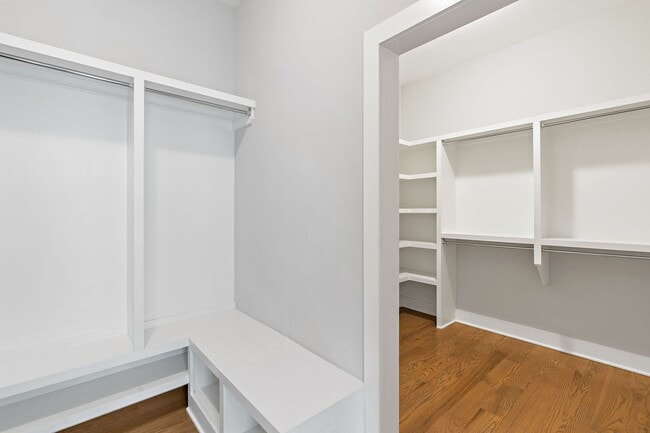 Building Photo - Walkable Luxury in Edgehill