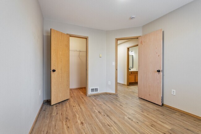 Building Photo - 4 Bed | 2.5 Bath Home with Garage, Yard & Modern Updates – SE Portland