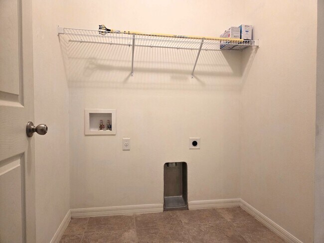 Building Photo - Pet Friendly Home in Southern Ridge