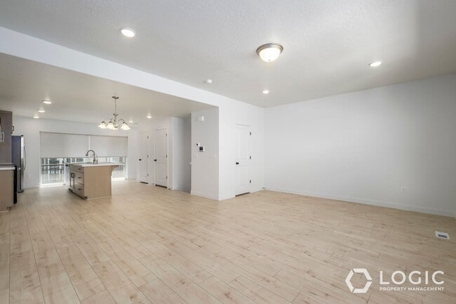 Building Photo - Beautiful Townhome in Herriman UT