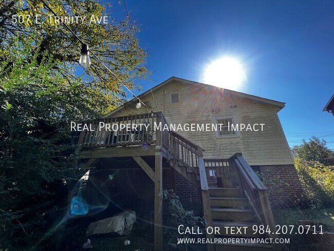 Building Photo - MOVE IN SPECIAL:  $200 OFF RENT Renovated,...