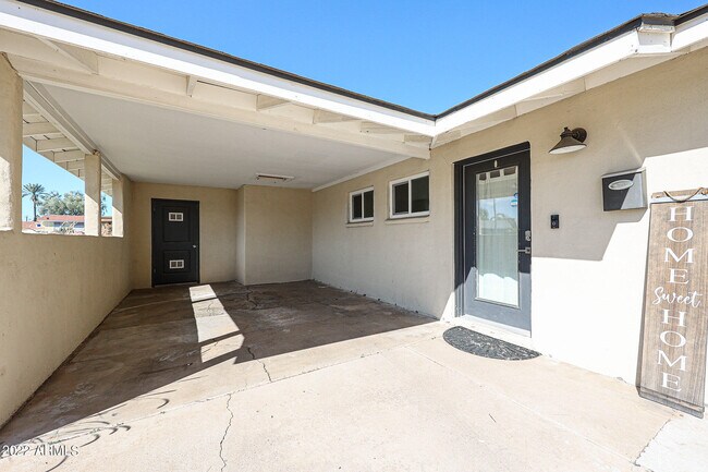 Building Photo - 1034 E Elm St
