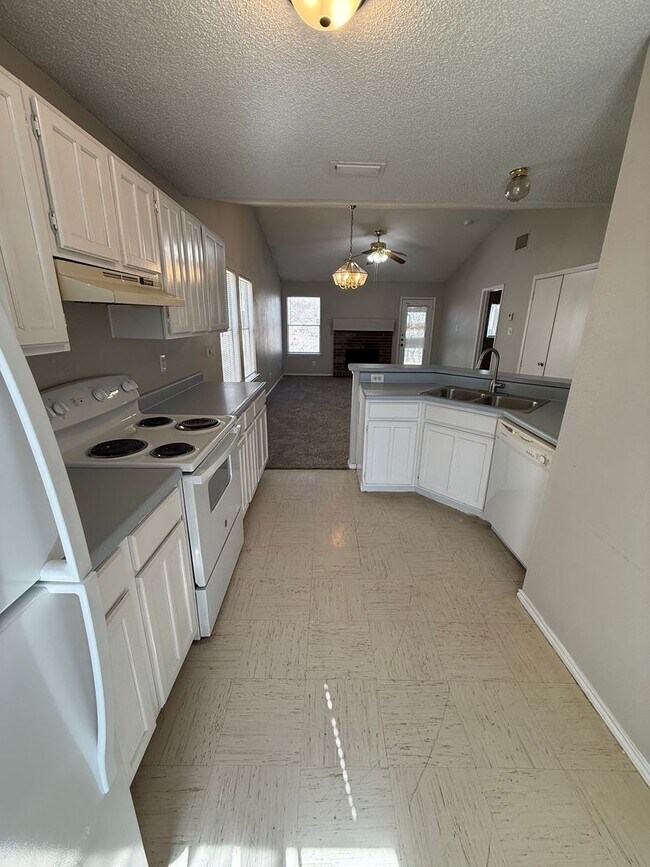 Building Photo - Convenient 2/2 with Garage Just Moments from Randolph AFB- Pets Welcomed