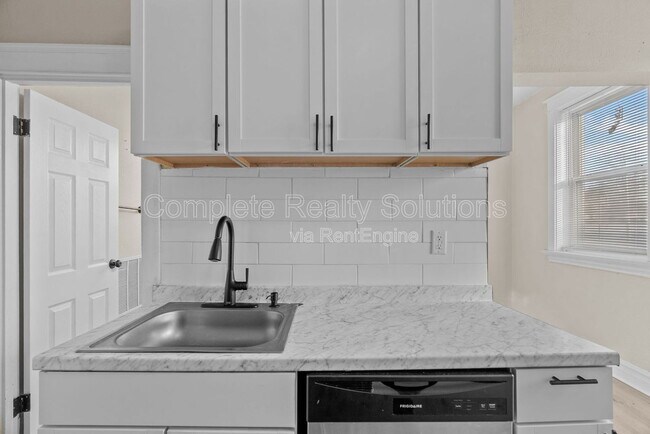 Building Photo - 4102 California Ave