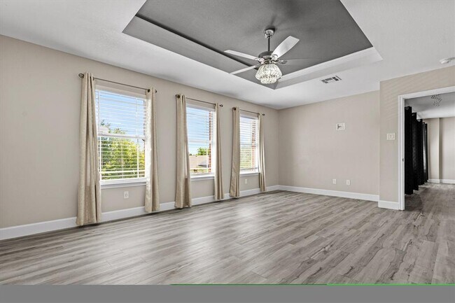 Building Photo - 303 Quail Hollow Dr