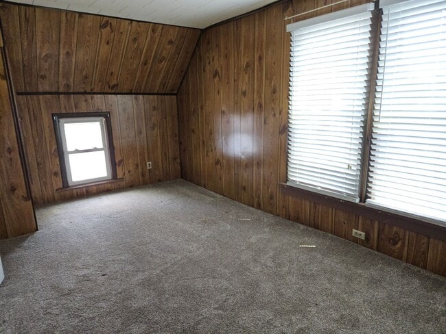 Building Photo - 2 bedroom 1.5 bath single family home