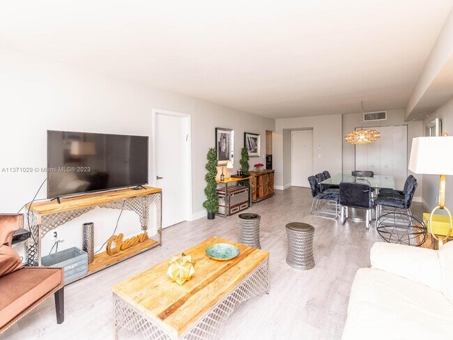 Building Photo - 3701 N Country Club Dr