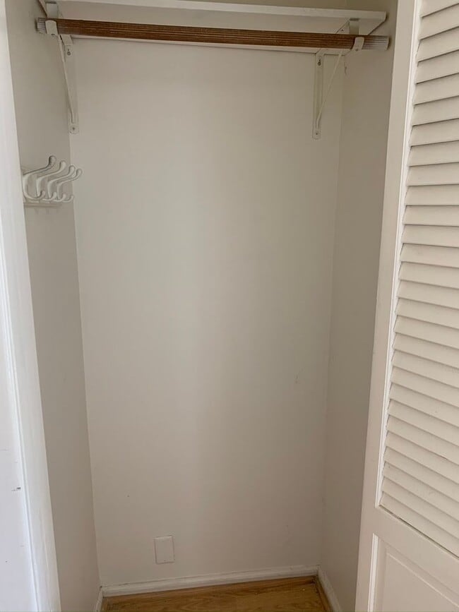 Building Photo - End Townhome In Oak Manor Community