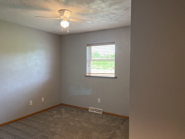 Building Photo - 3 Bedroom, 3 Bath Duplex in Greenville