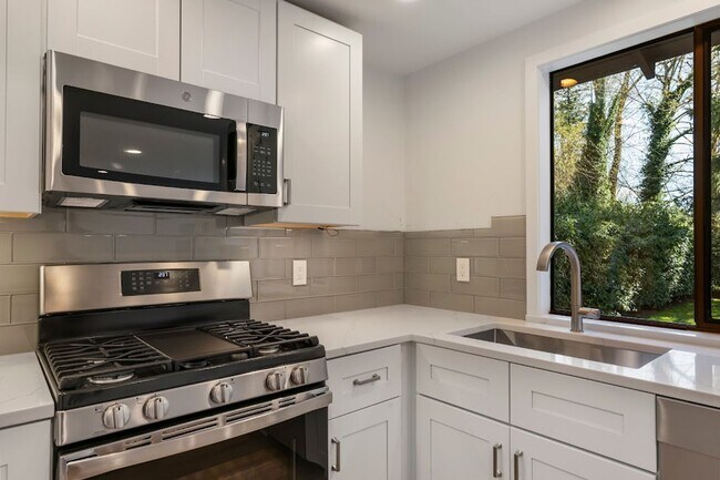 Building Photo - A Spacious Home in the Prestigious Sahalee...