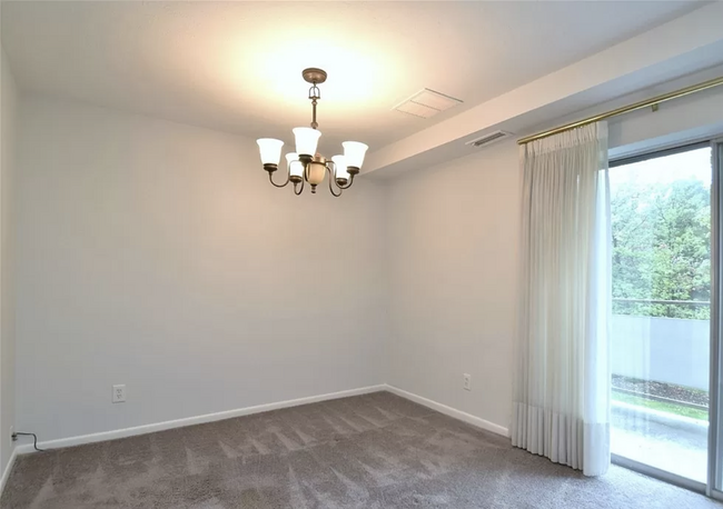 Dining area - 2112 Acacia Park Dr