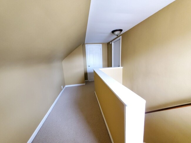 Building Photo - 4 Bed - 1 Bath Bungalow for Rent