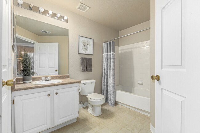 Building Photo - Exquisite 2-bedroom, 2-bathroom condo inParker