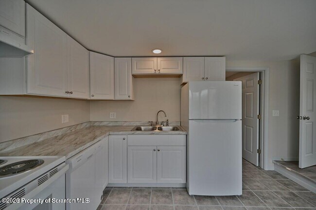 Building Photo - 200 Center St