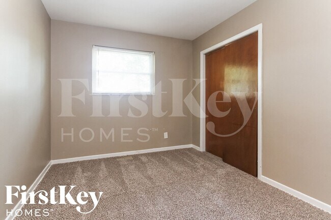 Building Photo - 2414 E Dudley Ave