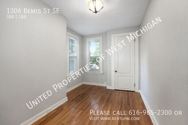Building Photo - Available Now | 3 Bedroom 1 Bath Lower Lev...